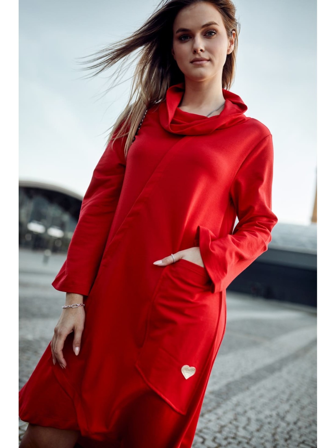 Trapezoidal dress with a wide turtleneck, red FI699 - Online store - Boutique